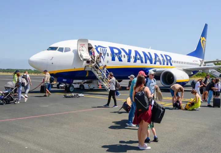 Pasażerowie wsiadają do samolotu Ryanair na lotnisku. Wkrótce odbędą się loty Lublin Gdańsk.