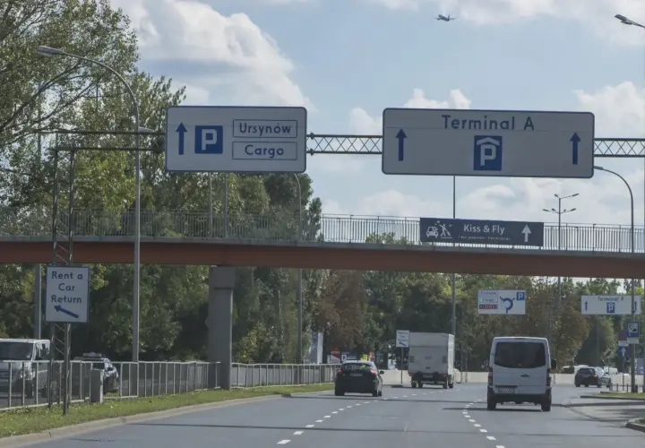 Znaki drogowe przy Lotnisku Chopina wskazują drogę do Terminala A, Ursynowa, Cargo i Kiss & Fly. Tak odebrać pasażera z lotniska.