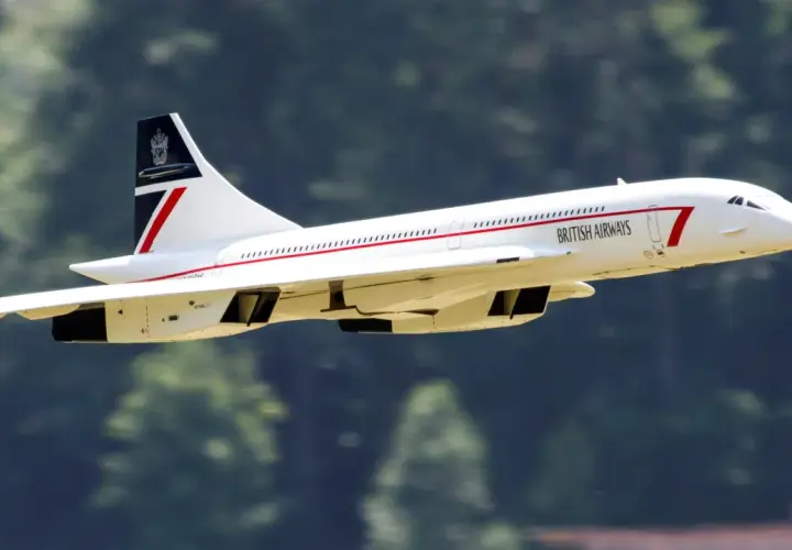 Concorde British Airways, symbolizujący jak szybko lecieć samolotem, w locie.