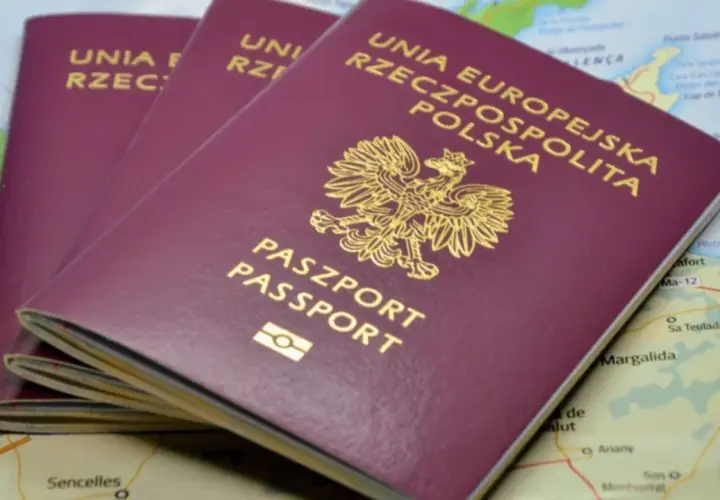 Trzy polskie paszporty leżą na mapie. Zastanawiasz się, gdzie uiścić opłatę za paszport?