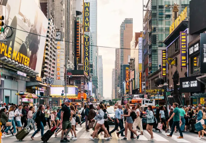 Tłum ludzi na Times Square, Nowy Jork. Zastanawiasz się, co przywieźć z Ameryki? Może pamiątkę z Madame Tussauds lub coś z Harry'ego Pottera?