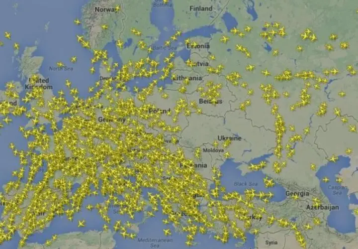 Mapa Europy z zaznaczonymi żółtymi samolotami, symbolizującymi ruch lotniczy.