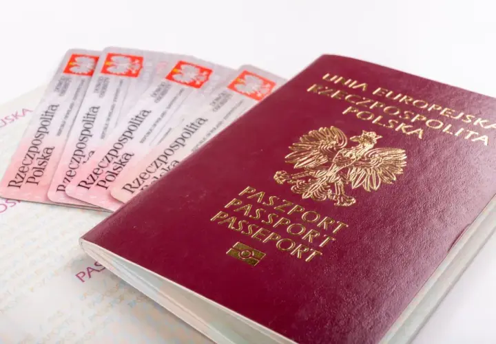 Pasport i kilka dowodów osobistych. Czy na Słowację dziecko musi mieć dowód? Sprawdźmy!
