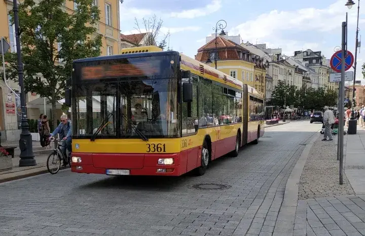 Jak z Warszawy dojechać na lotnisko Modlin - najlepsze sposoby i porady