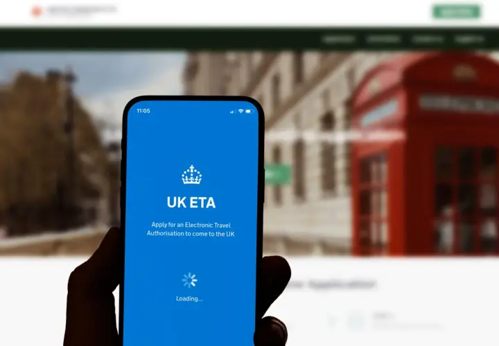 Co trzeba mieć żeby lecieć do Londynu? Aplikacja UK ETA na telefonie pokazuje, że potrzebujesz elektronicznego zezwolenia na podróż.