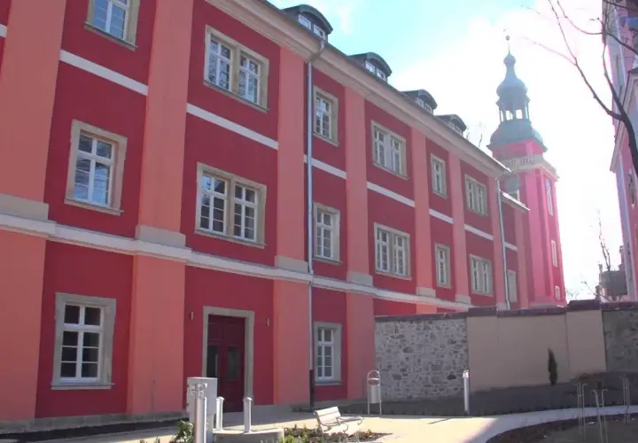 Długi Dom i Cieplice: Jakie są opinie gości i co warto wiedzieć o uzdrowisku