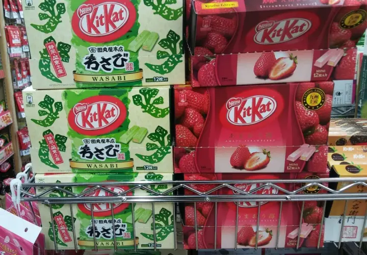 Pudełka Kit Kat o smaku wasabi i truskawki. Idealne, by przywieźć z Tokio nietypowe słodycze.