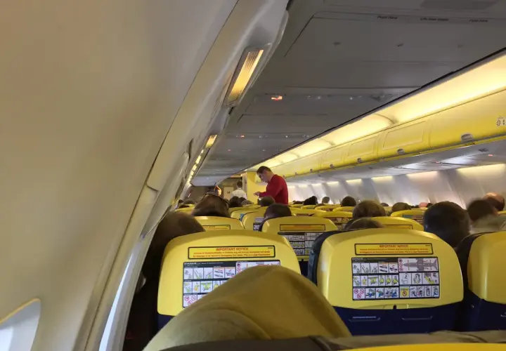 Wnętrze samolotu Ryanair, pełne pasażerów. Zastanawiasz się, ile osób mieści się w samolocie Ryanair? Ten widok daje pewne pojęcie.