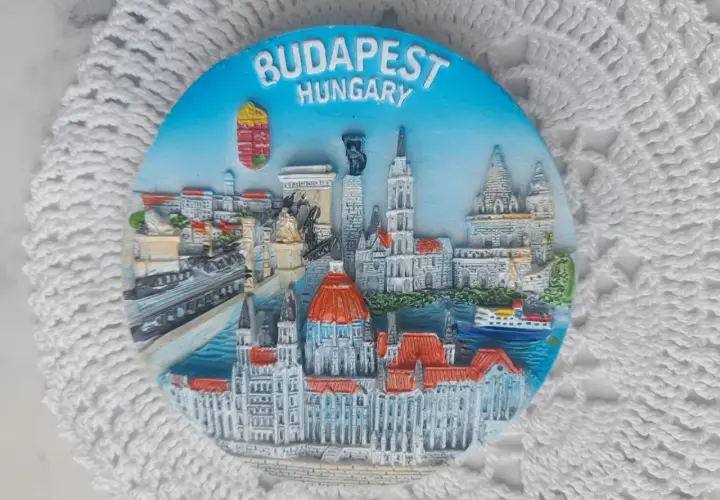 Magnes z panoramą Budapesztu, przedstawiający Parlament i inne zabytki. Zastanawiasz się, ile kosztuje magnes w Budapesztu?