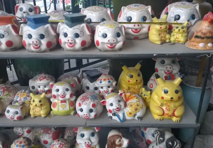 Urocze skarbonki w kształcie świnek i Pikachu – idealne pamiątki, co można przywieźć z Wietnamu.