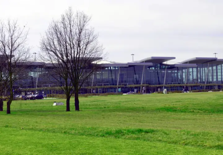 Jak dojechać z lotniska Wrocław do centrum - najlepsze opcje transportu