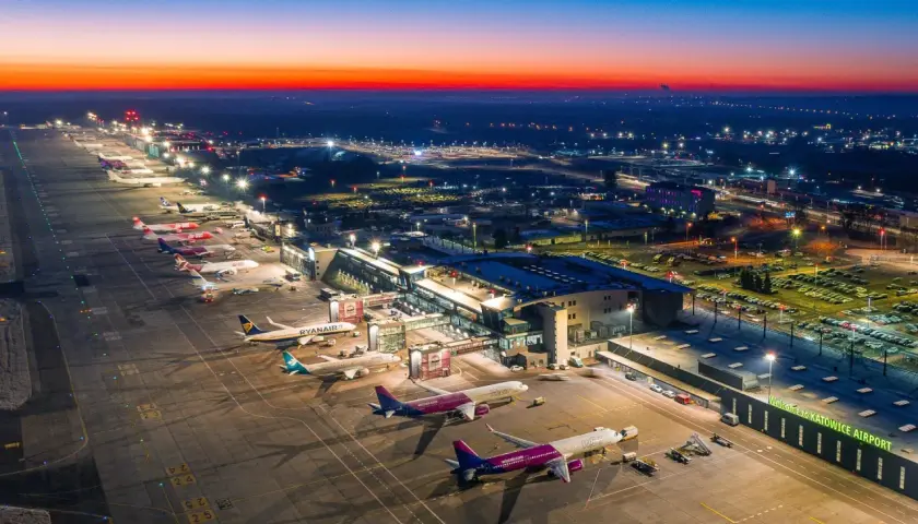 Lotnisko Katowice nocą, samoloty czekają na loty do Brukseli.