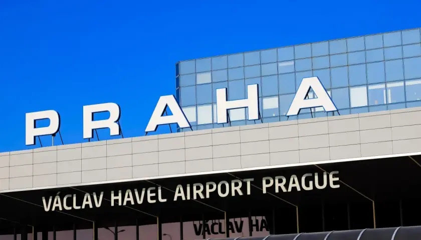 Litery "PRAGA" na nowoczesnym lotnisku. Planujesz loty do Pragi? To właśnie stąd wystartujesz!