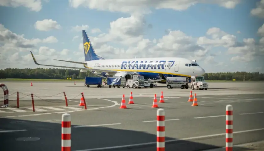 Samolot Ryanair na płycie lotniska. Zastanawiasz się, ile wcześniej trzeba być na lotnisku Ryanair?