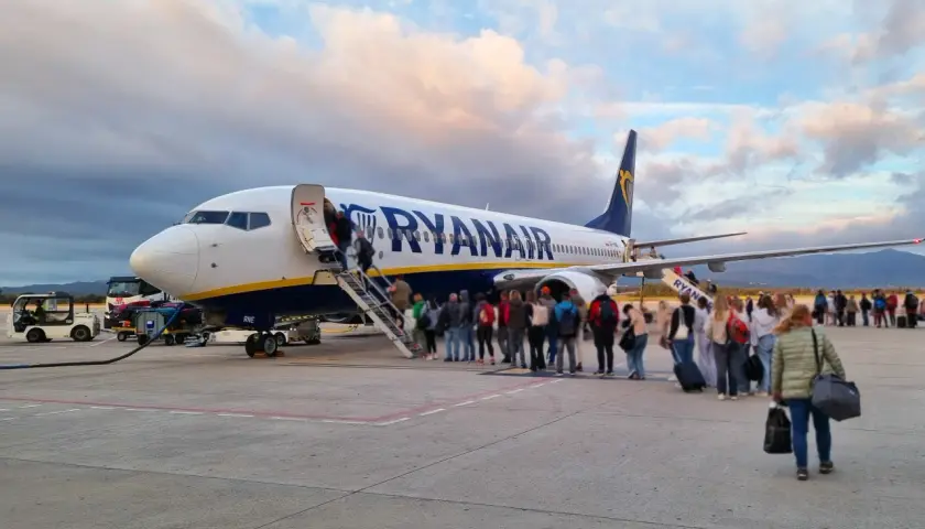 Pasażerowie wsiadają do samolotu Ryanair. Dowiedz się, jak wydrukować bilet lotniczy Ryanair, aby podróż przebiegła sprawnie.