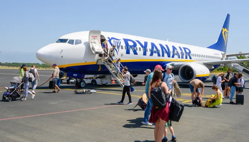 Pasażerowie wsiadają do samolotu Ryanair na lotnisku. Wkrótce odbędą się loty Lublin Gdańsk.