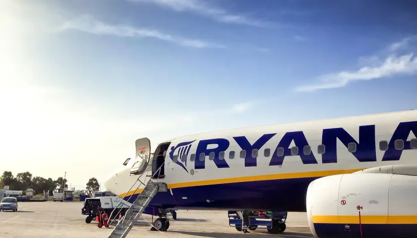 Samolot Ryanair na płycie lotniska. Czy Ryanair przewozi zwierzęta? Sprawdź regulamin przed podróżą.