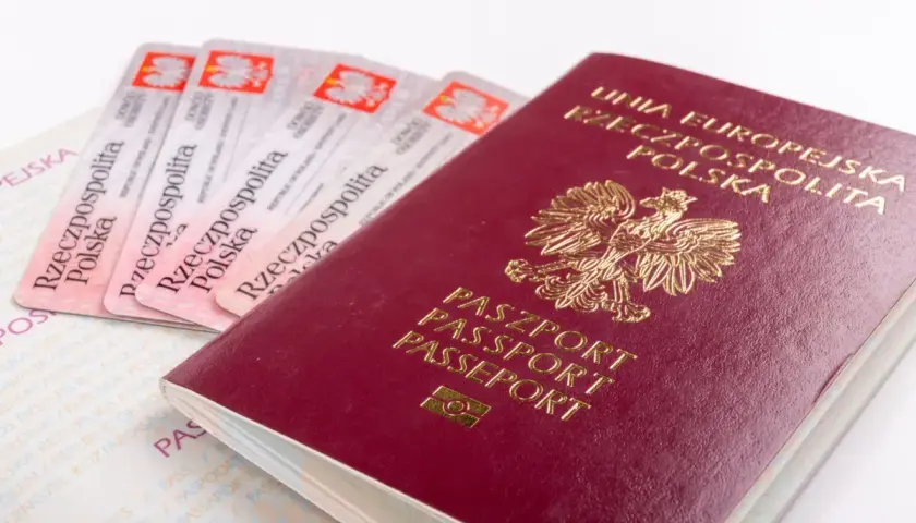 Pasport i kilka dowodów osobistych. Czy na Słowację dziecko musi mieć dowód? Sprawdźmy!