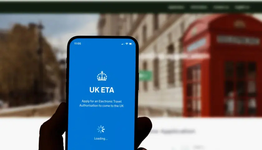 Co trzeba mieć żeby lecieć do Londynu? Aplikacja UK ETA na telefonie pokazuje, że potrzebujesz elektronicznego zezwolenia na podróż.