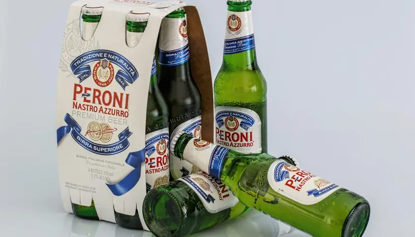 Butelki piwa Peroni Nastro Azzurro. Zastanawiasz się, ile alkoholu można przewieźć samolotem Ryanair? Sprawdź przepisy!