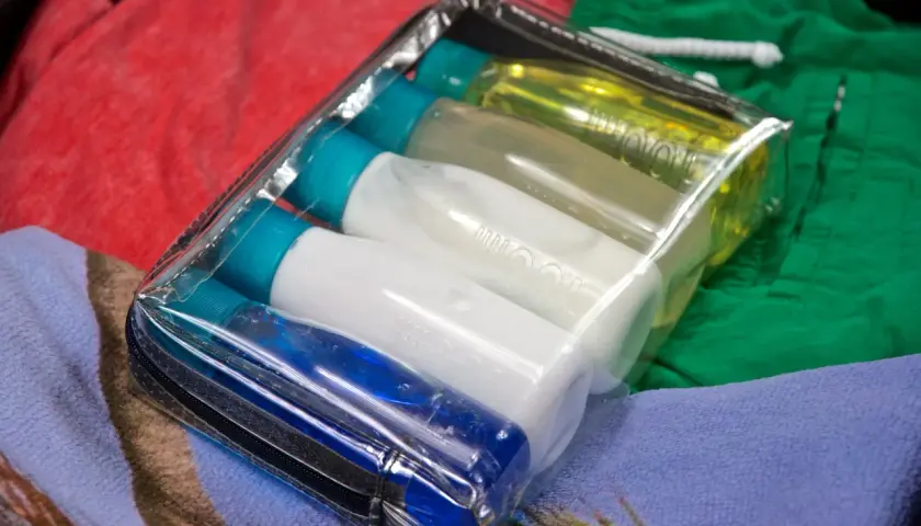 Przezroczysta kosmetyczka z płynami 100ml. Czy można przewozić słodycze w bagażu podręcznym Ryanair? Tak, ale te kosmetyki też się zmieszczą.