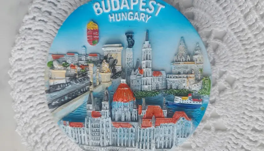 Magnes z panoramą Budapesztu, przedstawiający Parlament i inne zabytki. Zastanawiasz się, ile kosztuje magnes w Budapesztu?