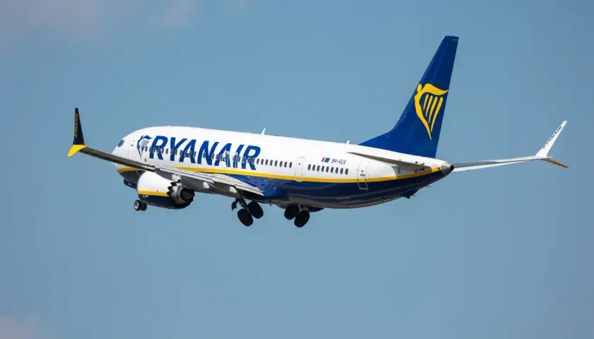Samolot Ryanair w locie. Chcesz wiedzieć, jak zmienić rezerwację w Ryanair? Sprawdź instrukcje na stronie przewoźnika.