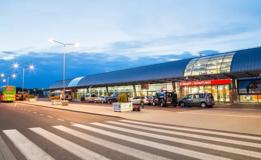 Jak dojechać z dworca Warszawa Centralna na lotnisko Chopina szybko i tanio
