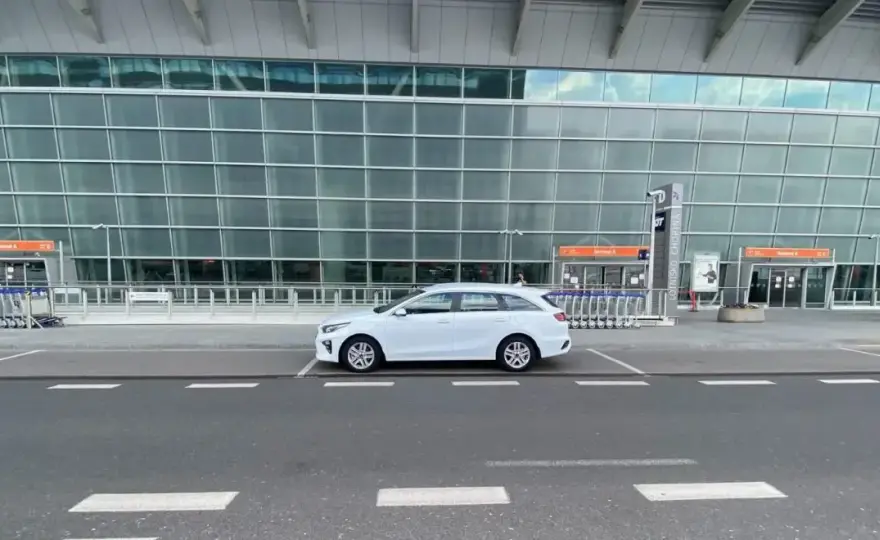 Jak odebrać kogoś z lotniska Chopina samochodem bez stresu?