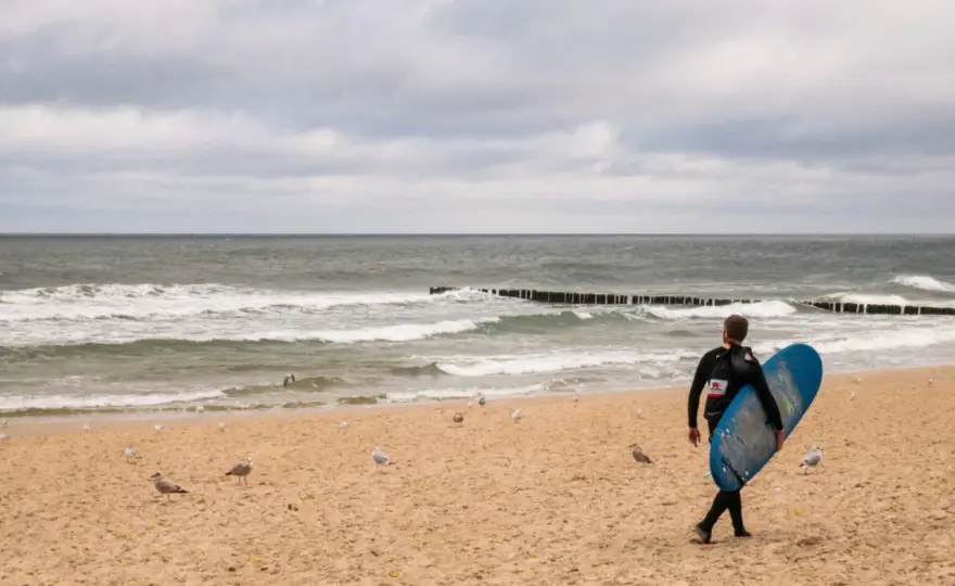 Opis, atrakcje i co warto zobaczyć na popularnej plaży Jurata