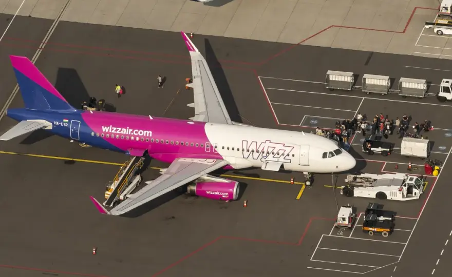 Czy można przewozić alkohol w bagażu rejestrowanym Wizz Air? Oto zasady