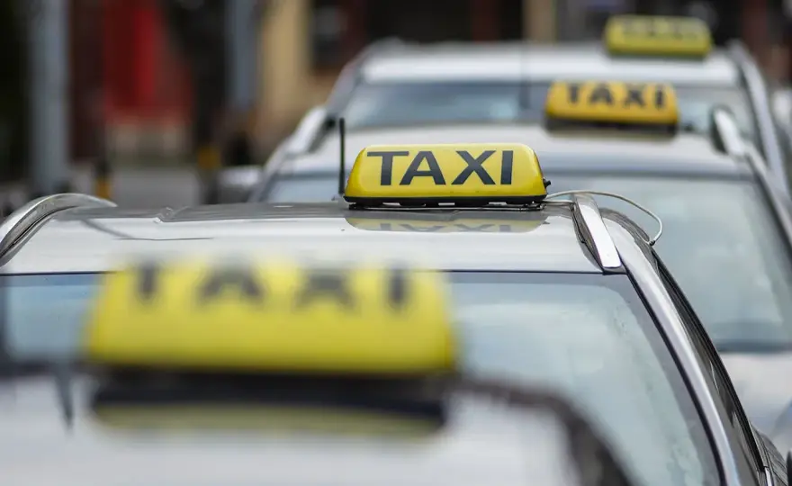 Ile kosztuje taxi z lotniska Chopina na dworzec centralny? Sprawdź ceny!