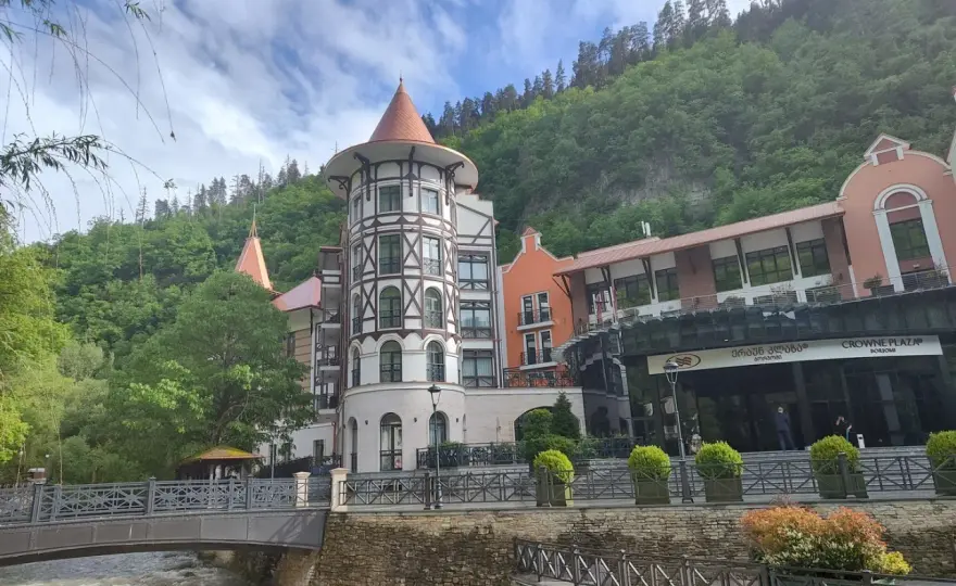 Borjomi w Gruzji: Odkryj atrakcje i ciekawe miejsca w uzdrowisku