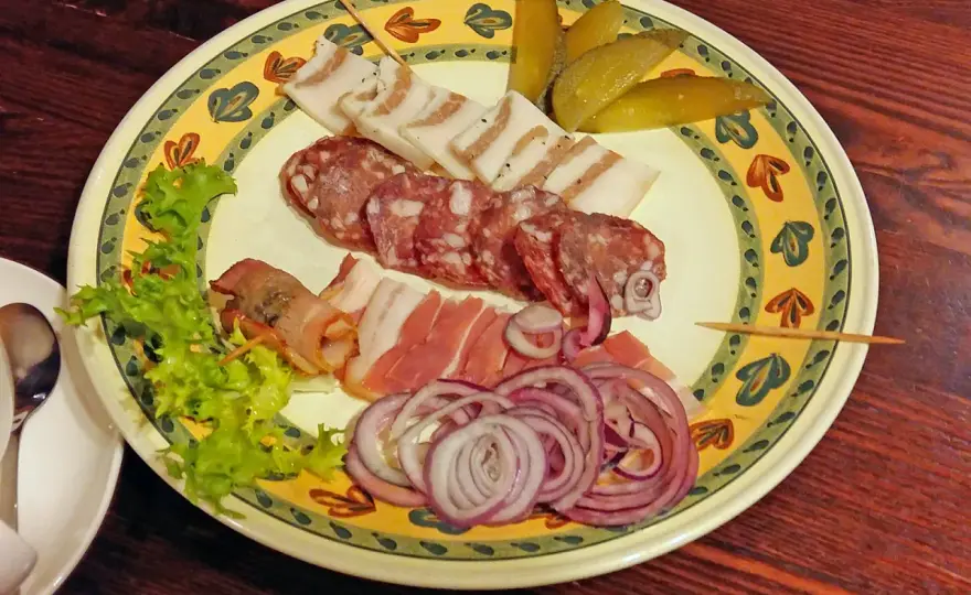 Co zjeść w Wilnie? Przewodnik po smakach Litwy i gdzie jeść