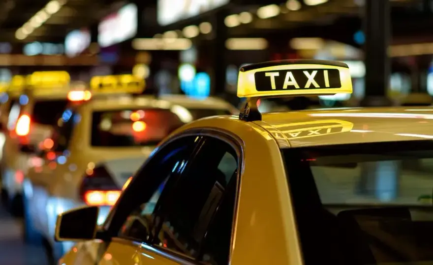 Ile kosztuje taxi z lotniska Chopina na dworzec Zachodni? Sprawdź!