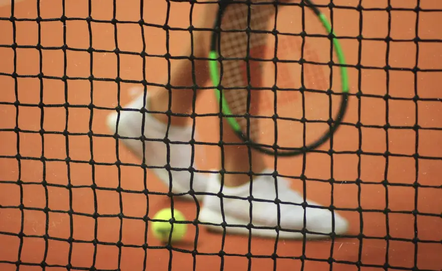 Tenis od podstaw do finezji: technika, korty i rytuały gry