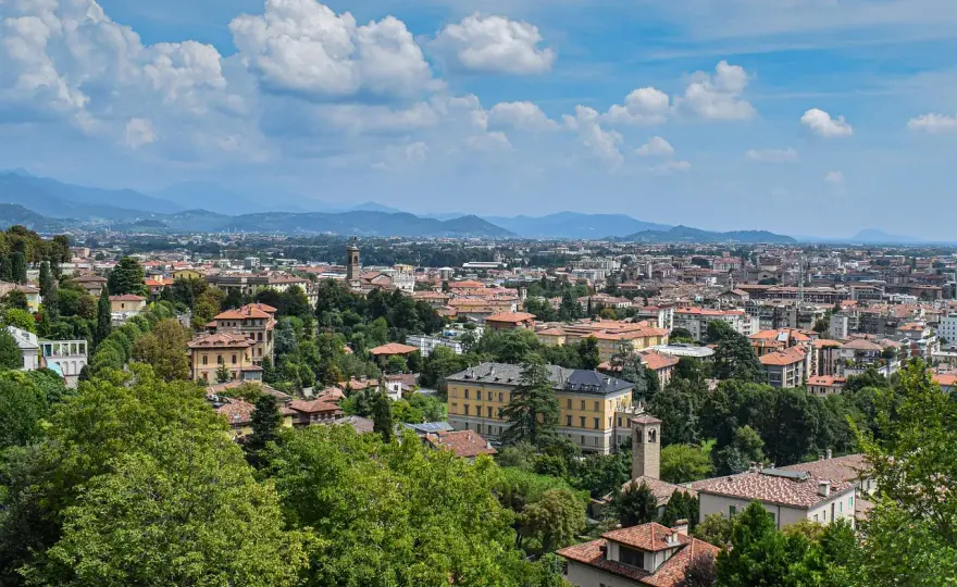 Tanie loty do Bergamo: Przewodnik, ceny i transport do Mediolanu