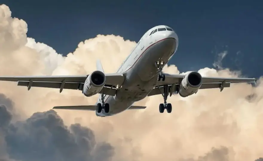 Czy można zabrać poduszkę do samolotu Ryanair? Sprawdź zasady podróży