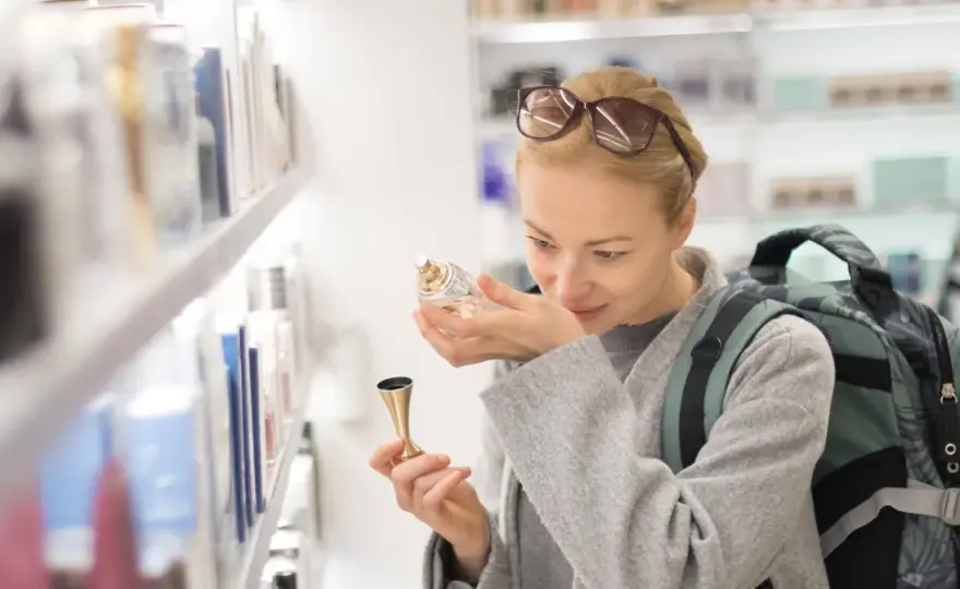 Perfumy na lotnisku: czy warto? Sprawdź ceny i okazje
