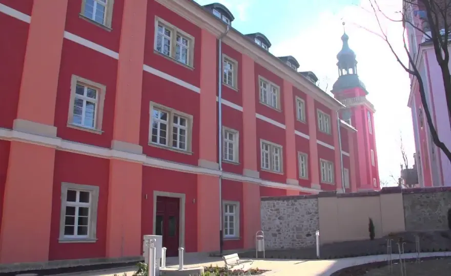 Długi Dom i Cieplice: Jakie są opinie gości i co warto wiedzieć o uzdrowisku