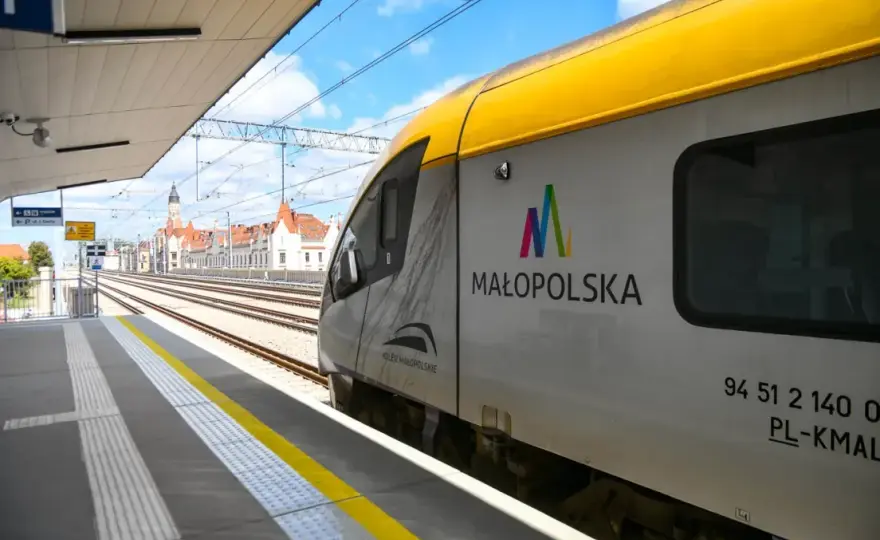 Gdzie kupić bilet na pociąg na lotnisko Balice bez stresu?