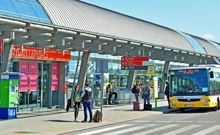 Jak dojechać na Lotnisko Modlin? Poradnik: Pociąg, Autobus, Samochód