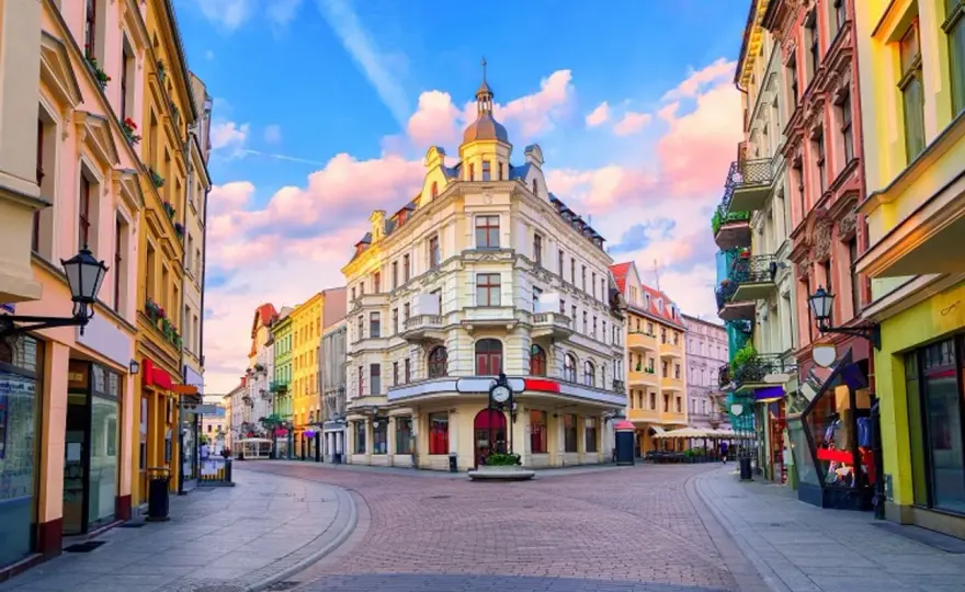 Najlepsze lokalne smaki Torunia: gdzie zjeść i nie zbankrutować
