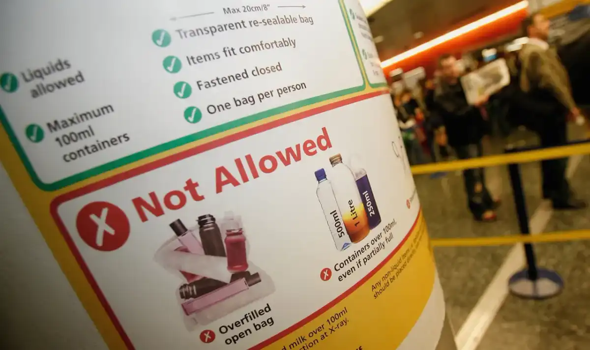 Ile płynów do samolotu? Zasady 100 ml i nowe limity
