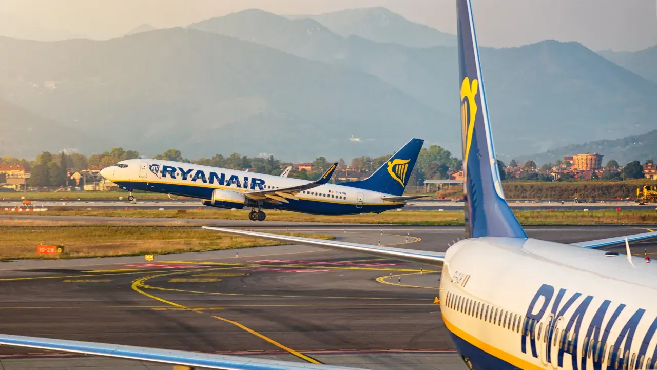 Samolot Ryanair startuje na tle gór.