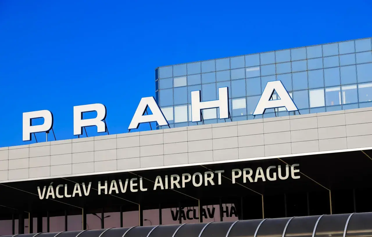 Litery "PRAGA" na nowoczesnym lotnisku. Planujesz loty do Pragi? To właśnie stąd wystartujesz!