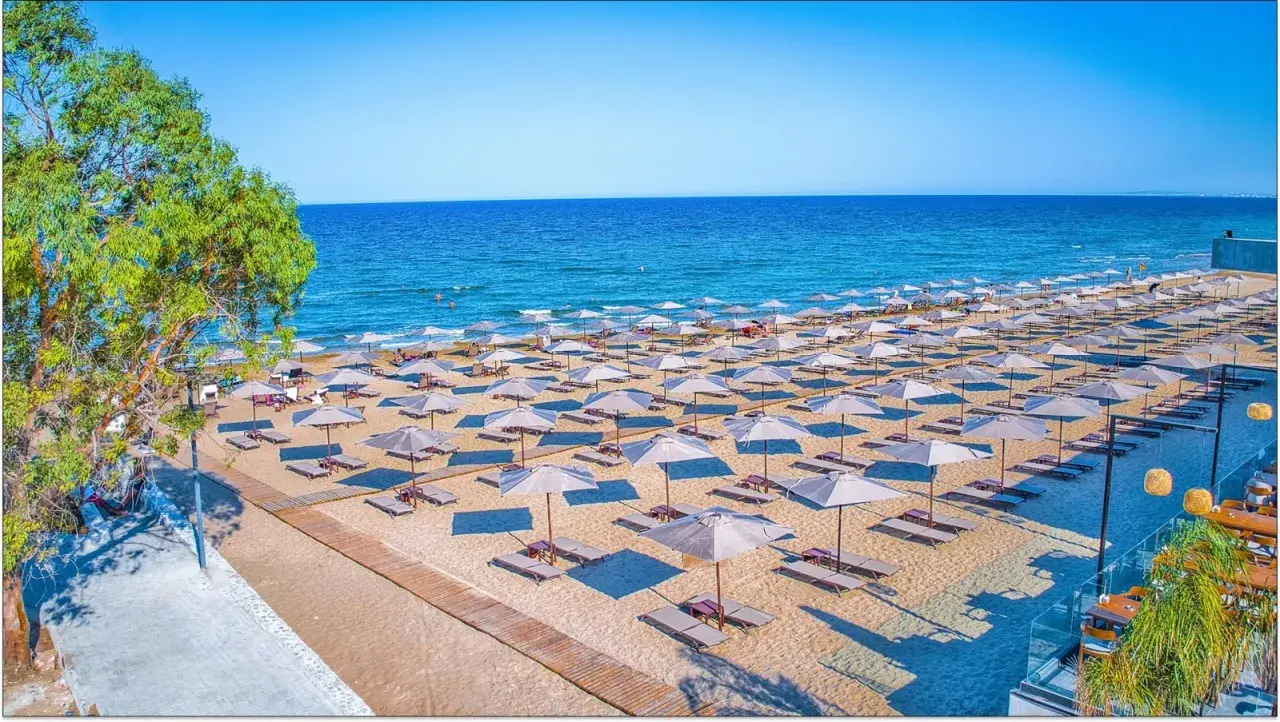 Piękna plaża z rzędami leżaków i parasoli. Zastanawiasz się, czy na Cypr potrzebna jest wiza? Sprawdź przed wyjazdem!