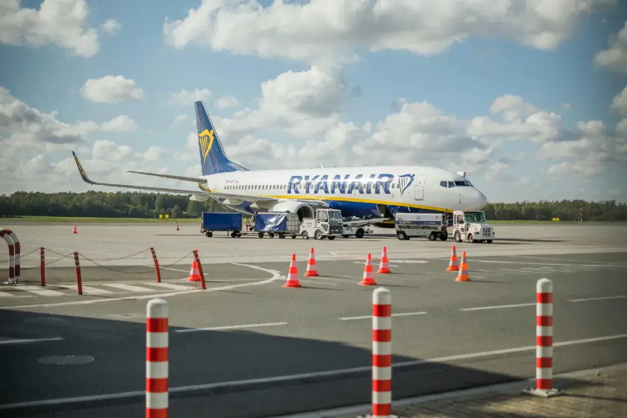 Samolot Ryanair na płycie lotniska. Zastanawiasz się, ile wcześniej trzeba być na lotnisku Ryanair?