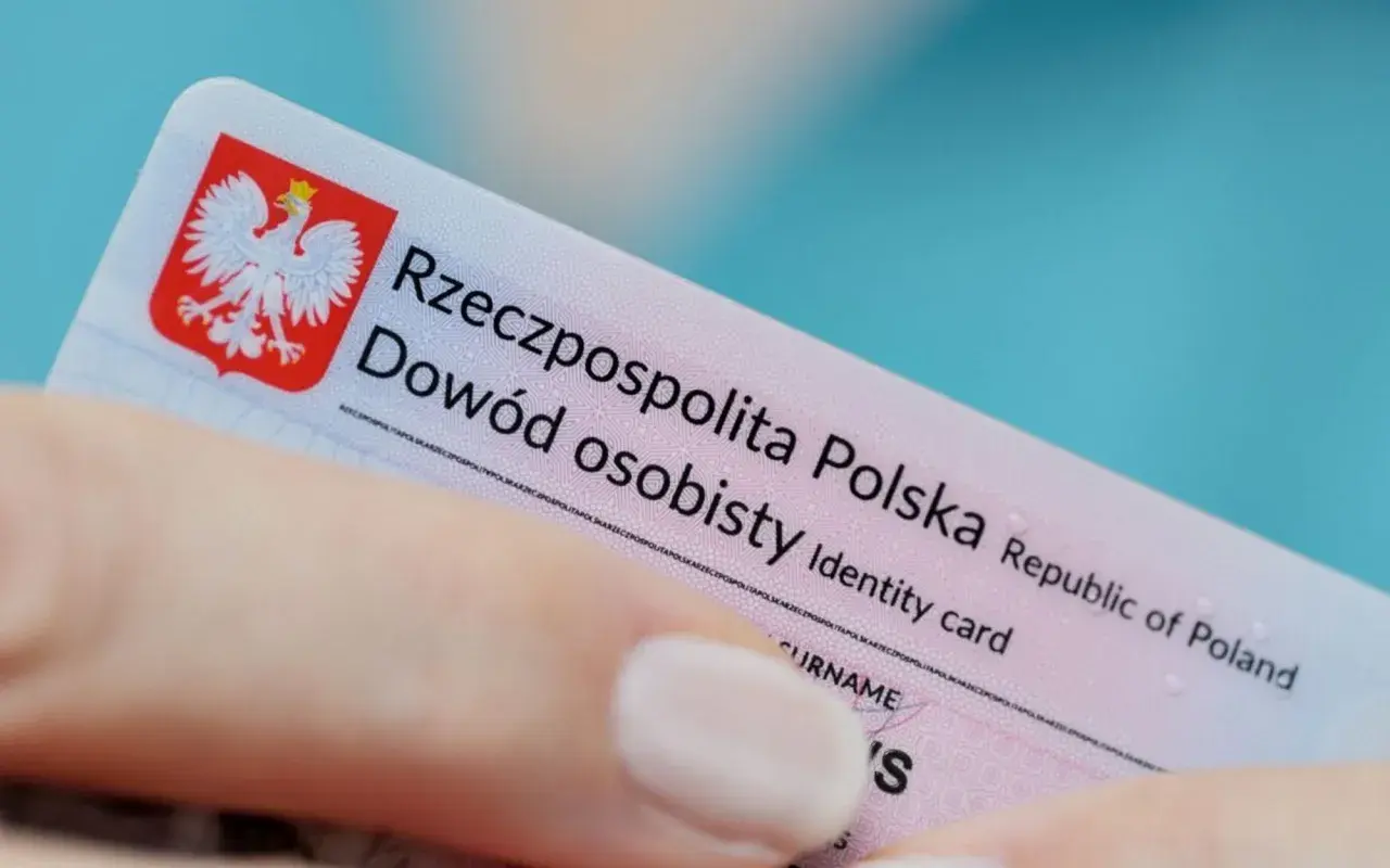 Dłoń trzyma polski dowód osobisty. Czy zamiast dowodu można mieć paszport? Dowód osobisty to dokument tożsamości.