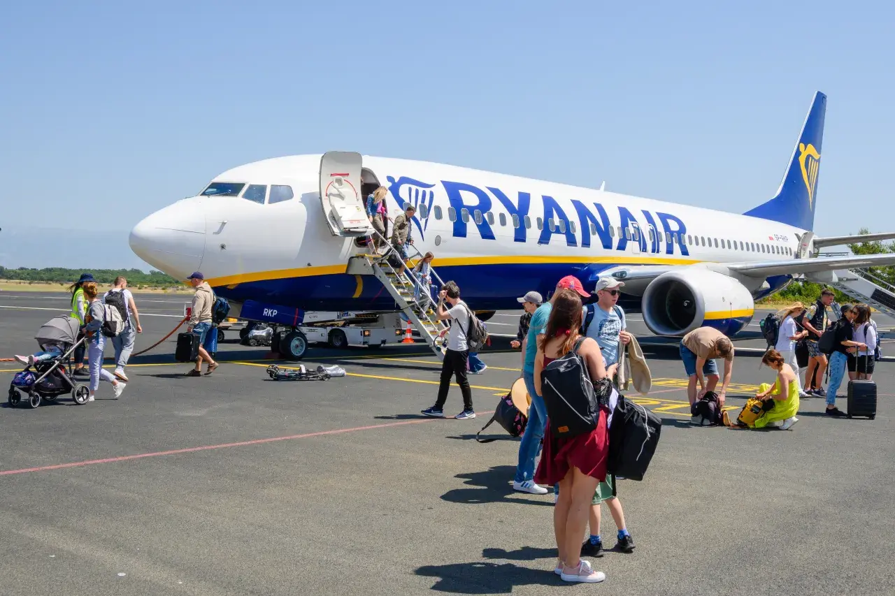 Pasażerowie wsiadają do samolotu Ryanair na lotnisku. Wkrótce odbędą się loty Lublin Gdańsk.